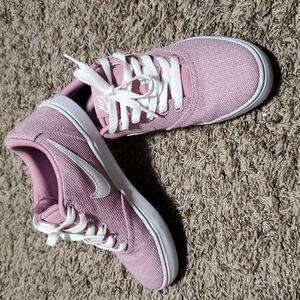 NIKE pink tennis shoes size 6.5
